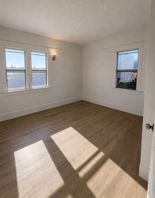 Building Photo - 833 W 42nd Pl