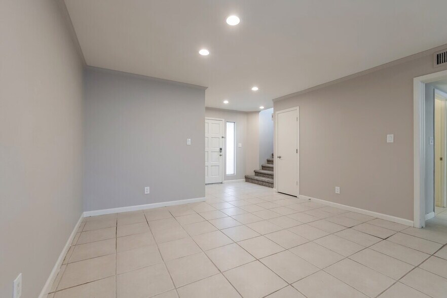 Building Photo - 517 E Kristal Way