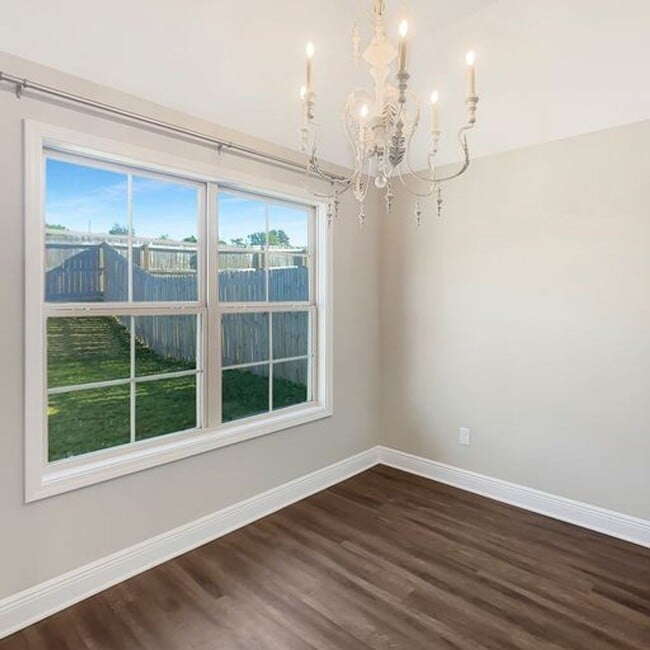 Building Photo - Beautiful 3 Bed 2 Bath Available in July!