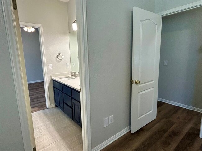 Building Photo - 121 Post Oak Ln