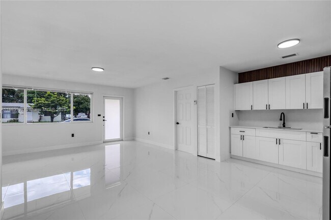 Building Photo - 741 NW 175th Dr