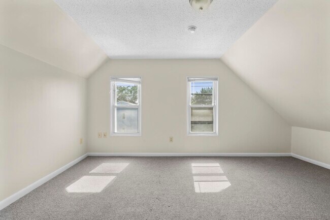 Building Photo - 45 Kossuth St