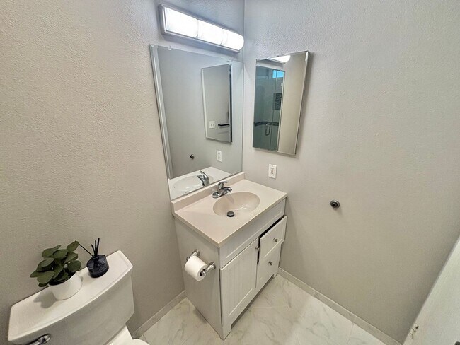 Building Photo - Renovated 1 Bedroom, Walk to Beach, W/D