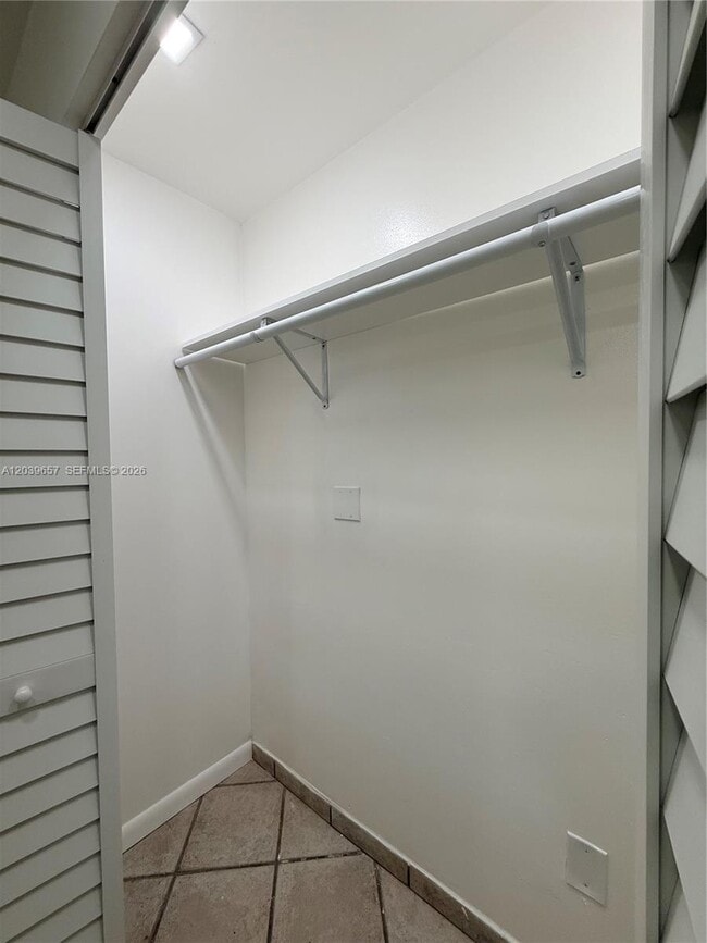 Building Photo - 561 W 39th St