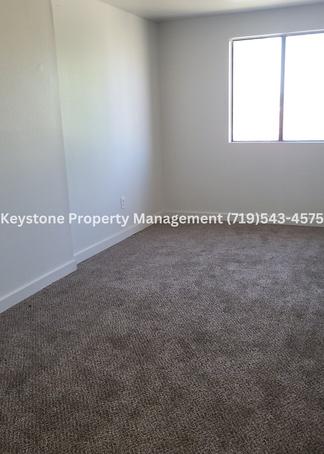 Building Photo - 2 Bedroom/1 Bathroom Apartment on 2nd leve...