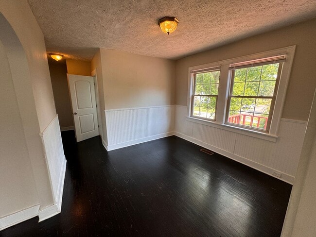 Building Photo - Charming Three bedroom, one bath house!