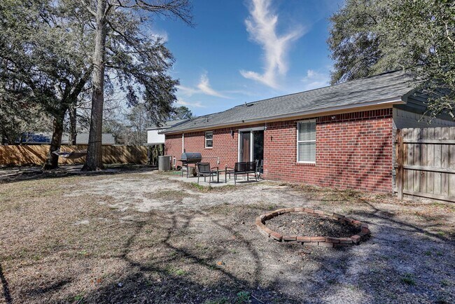 Building Photo - 3 BED | 3 BATH | POOLER | FURNISHED