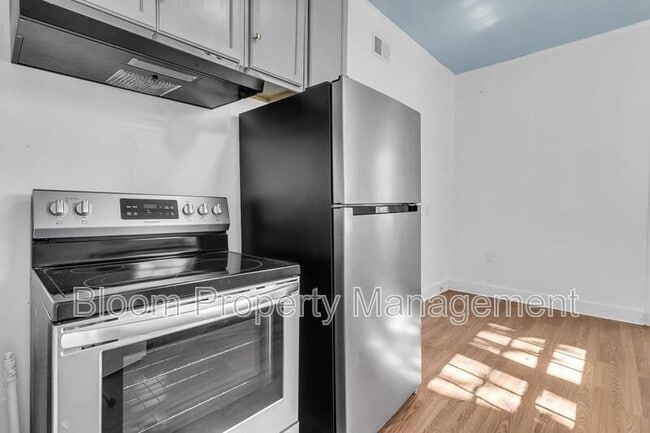 Building Photo - 299 Coming St