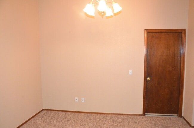 Building Photo - Lots of Room & Great Location