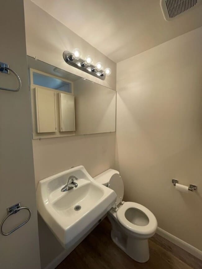 Building Photo - 3 Bedroom/ 1 Bathroom downtown home!