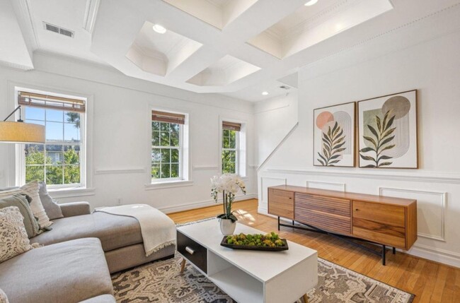 Building Photo - Large Sunny Eckington Three Bed/Three Bath Interior Rowhouse Condo Home