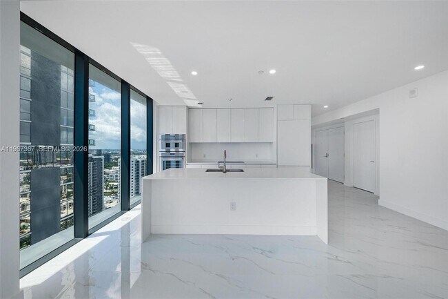 Building Photo - 700 NE 24th St