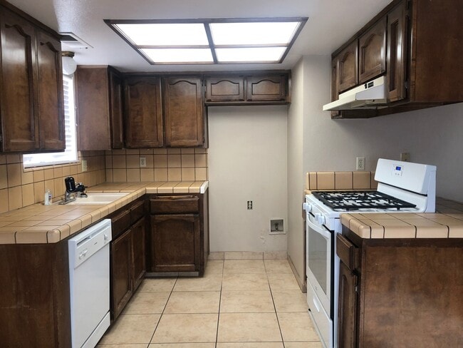 Building Photo - 464 N Cherry St