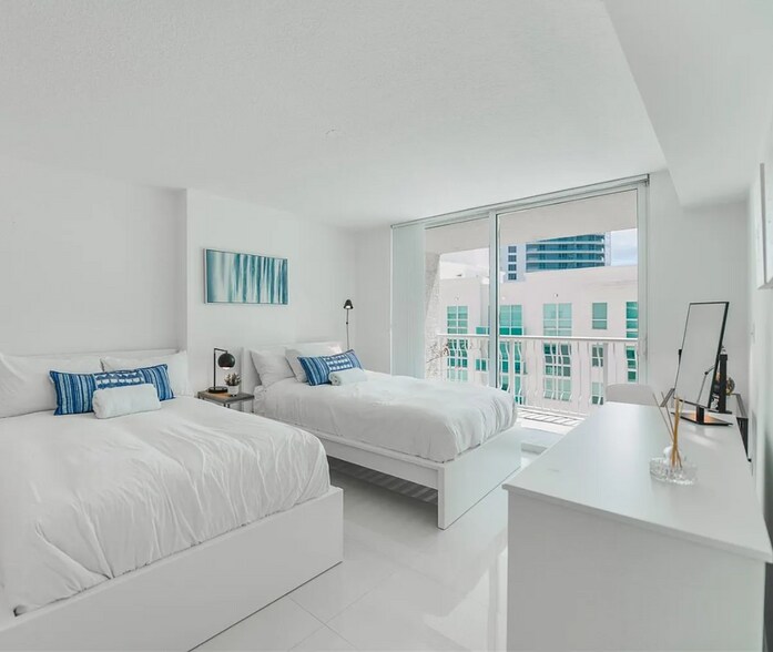Building Photo - 1200 Brickell Bay Dr
