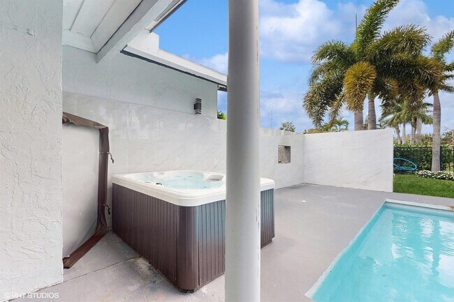 Building Photo - 11647 Anhinga Dr