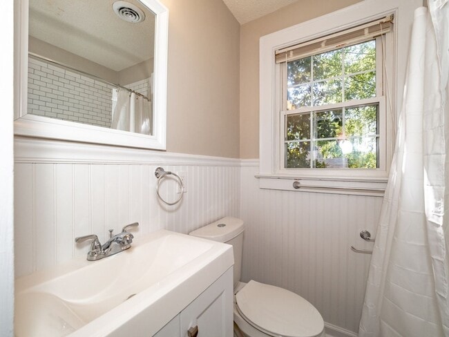 Building Photo - NEWLY RENOVATED 2 BEDROOM 1 BATH APARTMENT IN PRIME DOWNTOWN LOCATION!