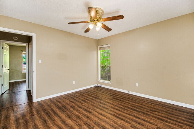 Building Photo - Experience the charm of this fabulous dupl...