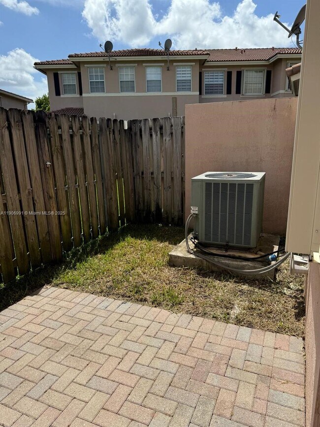 Building Photo - 297 Las Brisas Cir