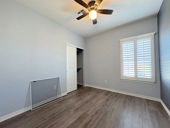 Building Photo - Gorgeous 5bed/3bath Refrig A/C with 2 Master Bedrooms!