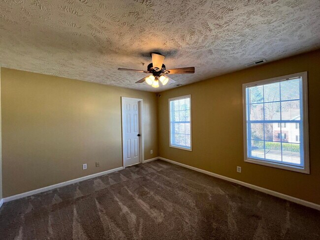 Building Photo - The King's Grant Condo