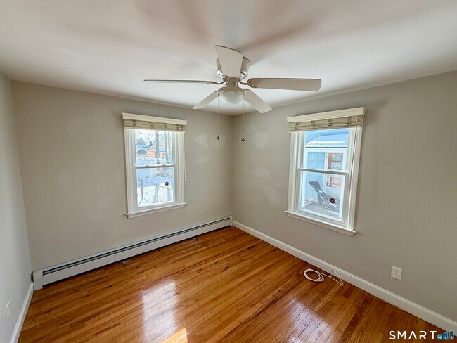 Building Photo - 148 Lois St