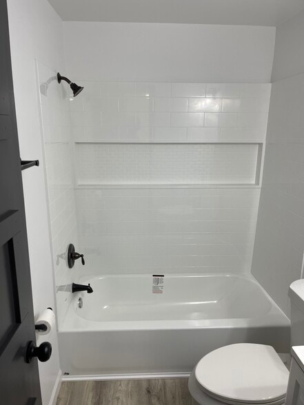 Full bathroom - 43 Durand Ct