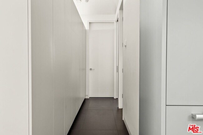 Building Photo - 1527 Cabrillo Ave