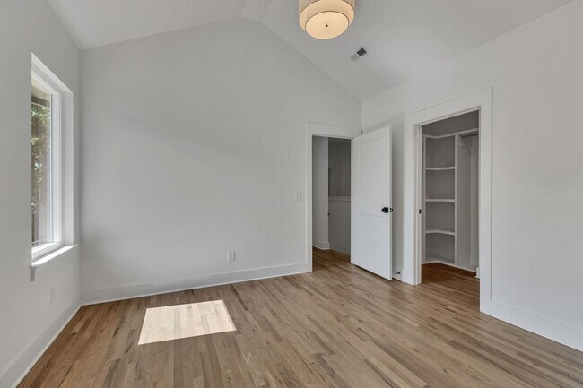 Building Photo - 5917 Robertson Ave