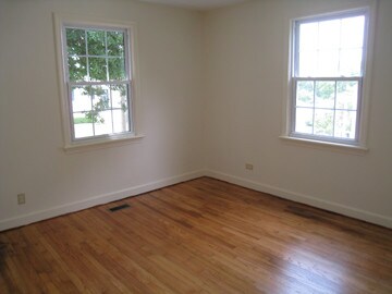 bedroom1 - 1013 Montrose Ave