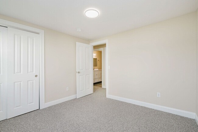 Building Photo - 687 Washington St