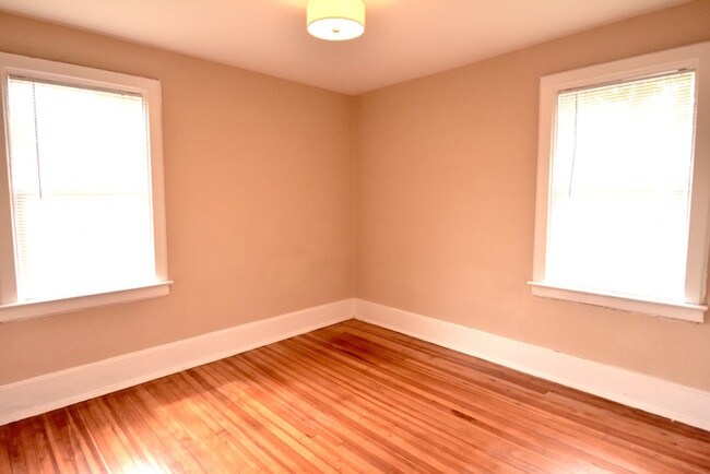 Building Photo - BEAUTIFUL 2 BED/1 BATH APARTMENT IN GHENT!