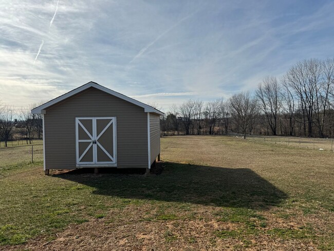 Building Photo - Charming Newly Renovated 3 Bed 2 Bath Home...