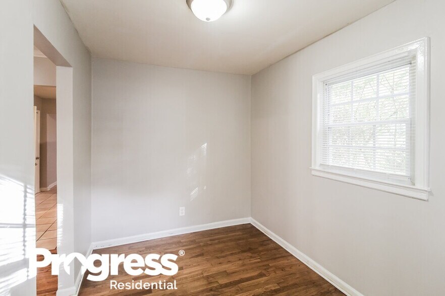 Building Photo - 1352 Peachcrest Rd
