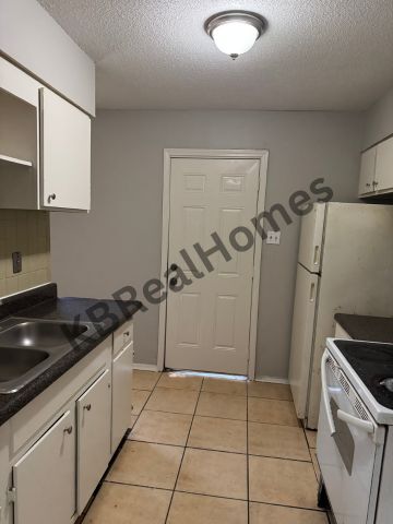 Building Photo - 3240 Forest Glen St