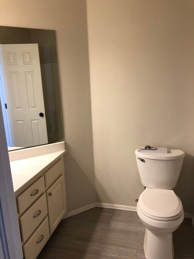 guest bath - 800 N Laurel Ave