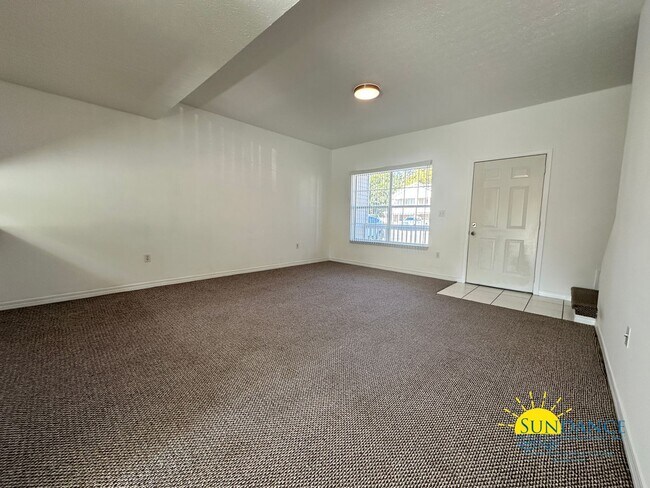 Building Photo - Lovely 2 Bedroom Townhouse Close to Downtown FWB