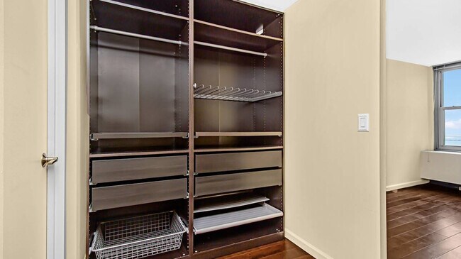 Building Photo - 400 E Randolph St