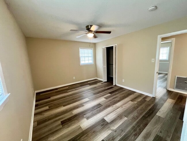 Building Photo - 111 Fairway Dr