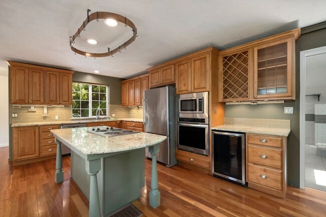 Building Photo - 14239 SE Fairoaks Ln