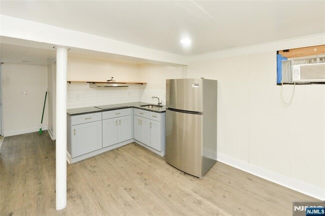 Building Photo - 52 Kovar St