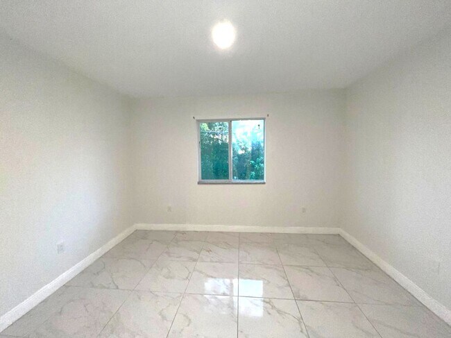 Building Photo - Great Location-Large 2/2/1 + DEN Duplex