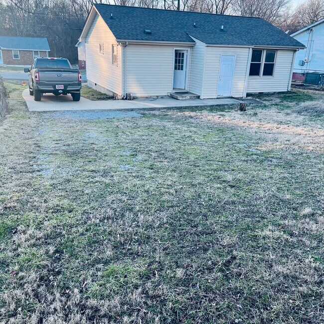 Building Photo - 909 Lucas Ln