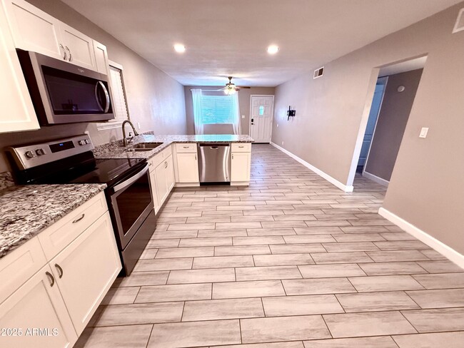 Building Photo - 937 N Wedgewood Dr