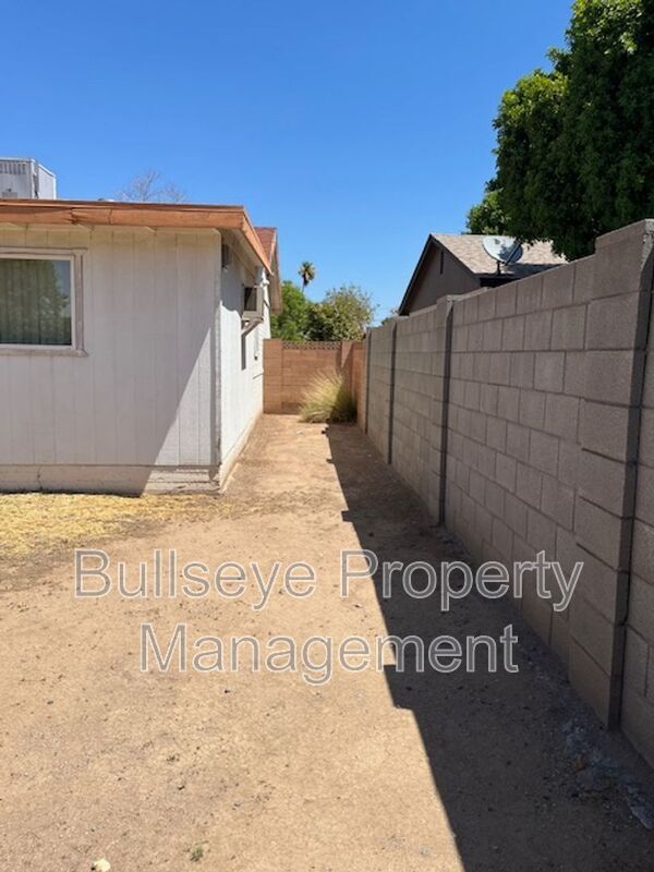 Building Photo - 3127 W Dahlia Dr