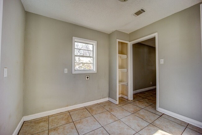 Building Photo - Freshly Updated House