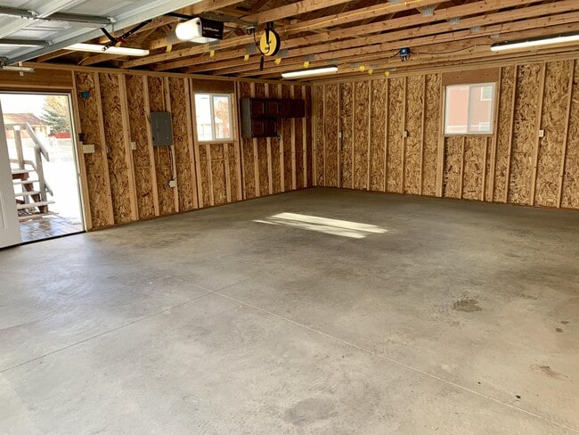 Building Photo - 3895 Kitt Dr