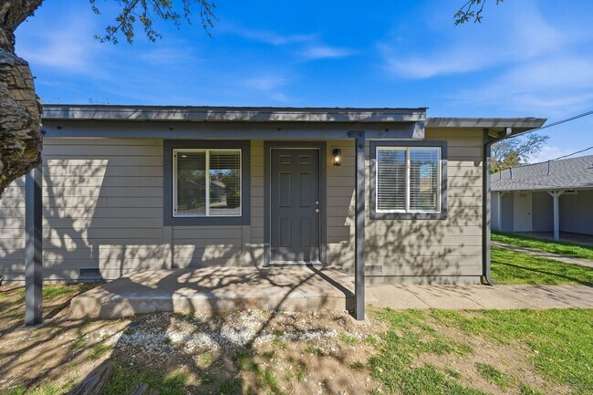 Building Photo - Large Brand New Remodeled 1 Bedroom unit with Washer Dryer Hookups - MUST SEE!!!