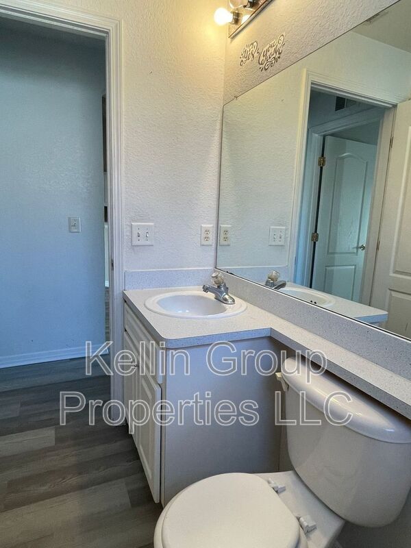 Building Photo - 1145 View Pointe Cir