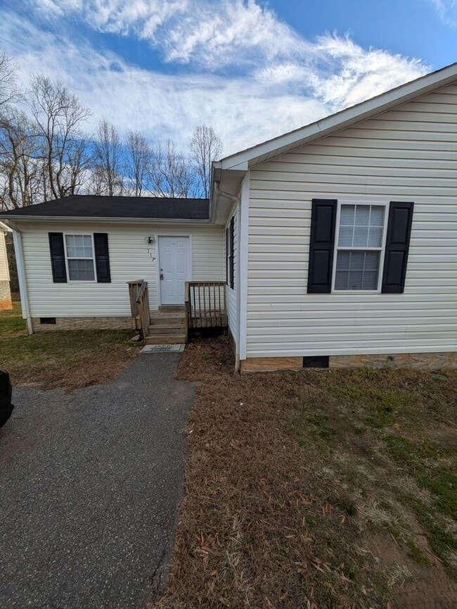 Building Photo - 2BD/1BA Duplex in Newton