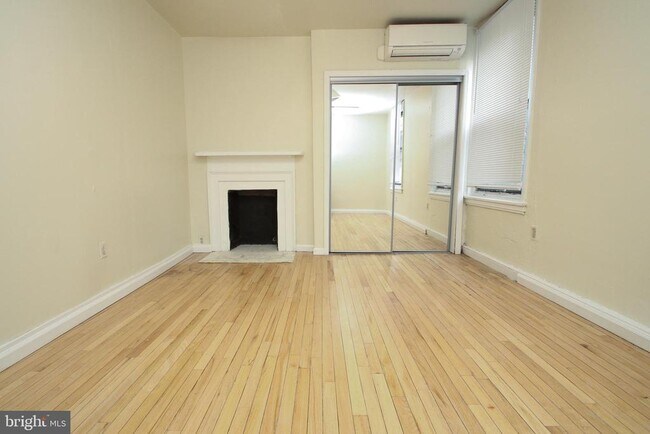 Building Photo - 320 S 15th St